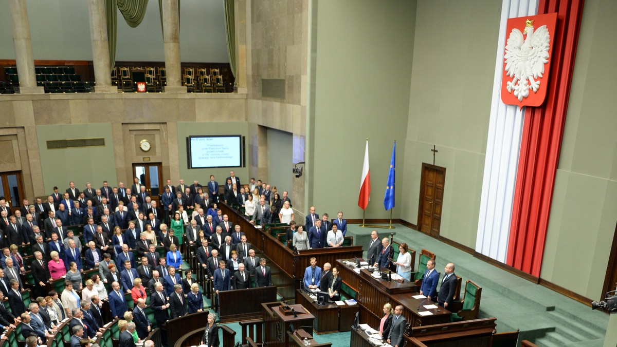 W październikowych wyborach parlamentarnych 38 proc. badanych deklaruje chęć oddania głosu na PiS, to o 3 punkty procentowe mniej niż w sierpniu. 23 proc. głosowałoby dziś na PO - wynika z wrześniowego sondażu TNS Polska. Do Sejmu wszedłby jeszcze ruch Kukiz'15 z 7-procentownym poparciem.