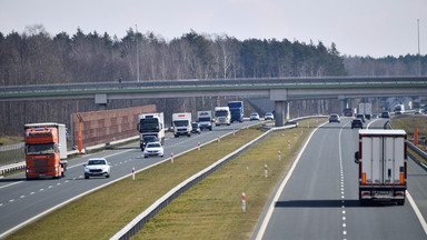 Z walizkami szedł autostradą do Płocka. Usiadł, "bo się zmęczył"