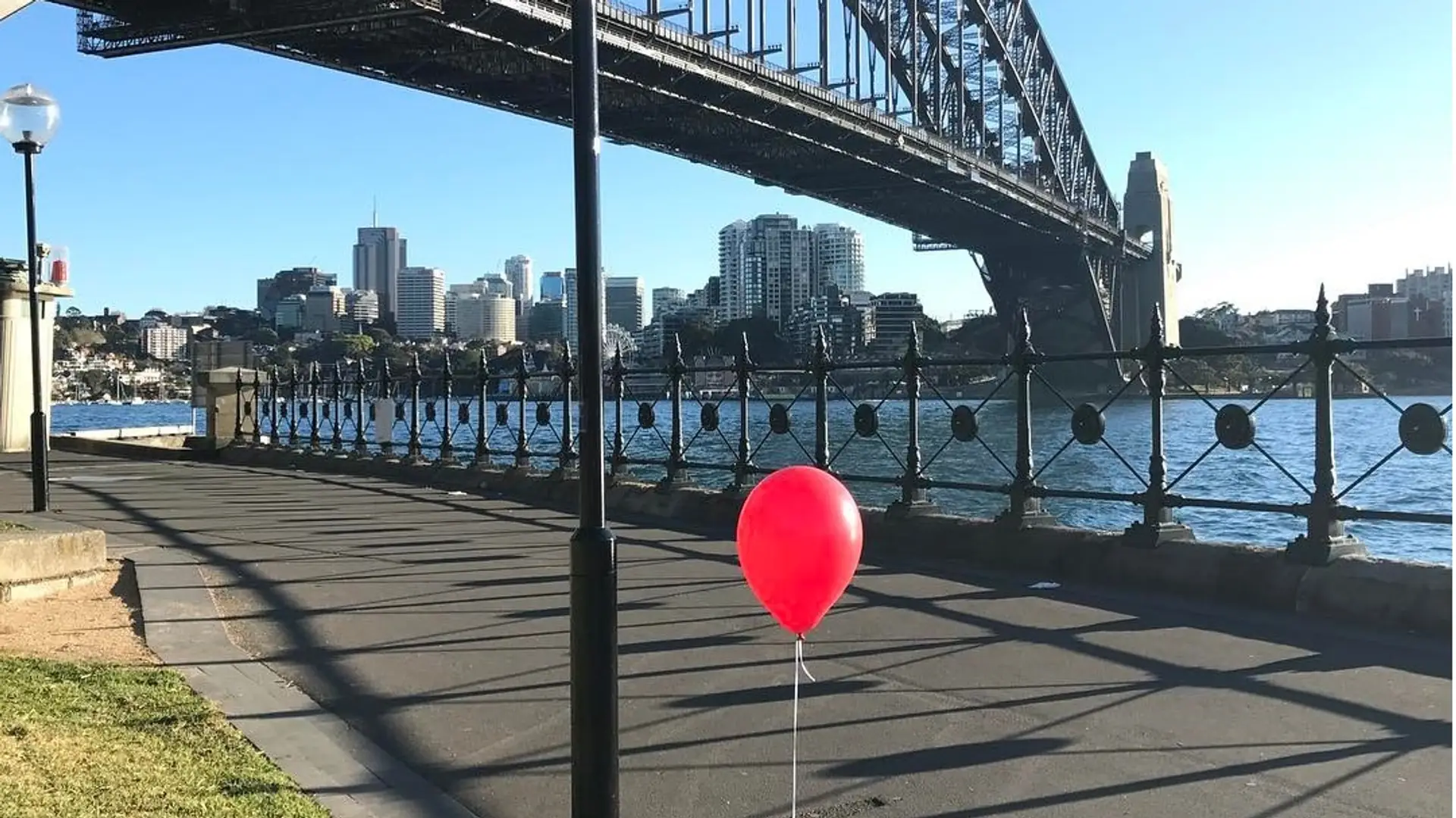 O co chodzi z czerwonymi balonikami na ulicach Sydney? Odpowiedź już niebawem w kinach