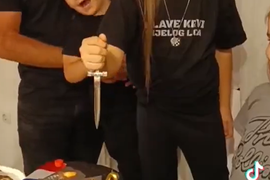 ROĐENDANSKA TORTA devojčice iz Hrvatske naježila je ljude od UŽASA: Ovi STIHOVI TOMPSONA na njoj posebno zaprepašćuju, ali BODEŽ u ruci slavljenice je NOVA DIMENZIJA bizarnosti