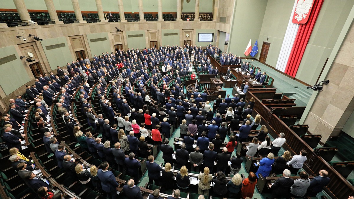 Proponowane przepisy zakładają wprowadzenie rekompensaty dla TVP i Polskiego Radia w związku z utraconymi wpływami w wysokości blisko 2 mld zł. Za odrzuceniem weta Senatu głosowało 232 posłów, przeciw było 220, nikt się nie wstrzymał. "Hańba! Hańba!" - skandowała opozycja.