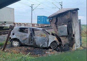 Auto udari i zapalio se na pružnom prelazu Putinci i Golubinci