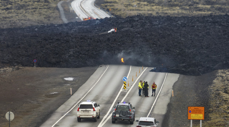 Az Izland délnyugati részén, a Reykjanes-félszigeten fekvő Hagafell és Stóri-Skógfell között kitörő tűzhányóból kiömlő láva borítja a Grindavíkba vezető országutat / Fotó: Profimedia
