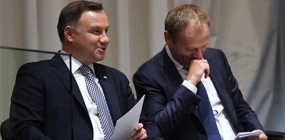 Duda w końcu ujawnił, o czym rozmawiał z Tuskiem. Robili sobie jaja z Komorowskiego!