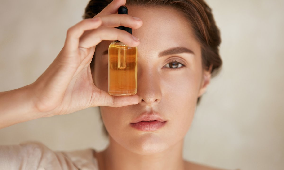 Kilka kropli z tej ciemnej buteleczki nałóż na wilgotną twarz lub dodaj do kremu i oczekuj niemożliwego