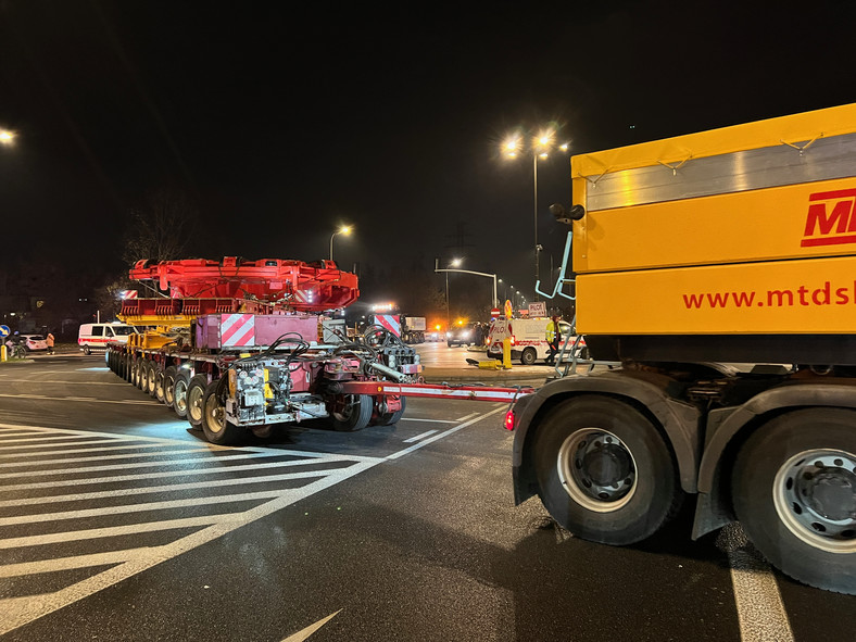 Transport gigantycznej maszyny TBM w Warszawie