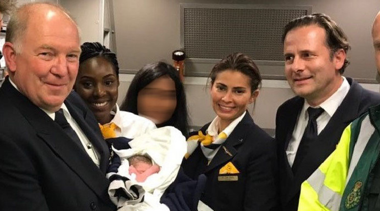 A szülés után a "szülészcsapat" büszként fotózkodott a járat legújabb utasával /Fotó: Lufthansa