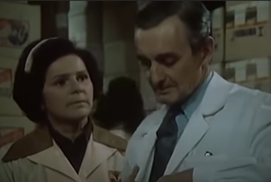 Jiřina Švorcová a Zdeněk Řehoř v seriáli Žena za pultem.