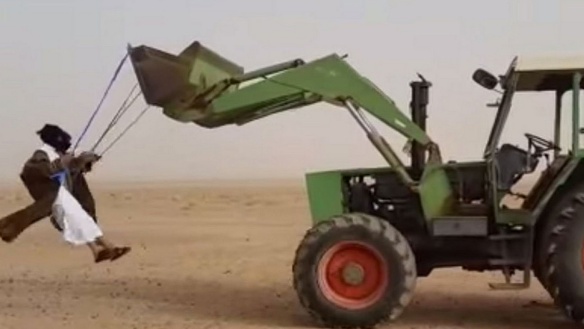 Dwójka mężczyzn postanowiła połączyć przyjemne z pożytecznym i wprawiła w ruch traktor na pustyni. Nie byłoby w tym nic dziwnego, gdyby nie fakt, że nikt nim nie kierował. Mężczyźni stworzyli konstrukcję w formie huśtawki, dzięki której zielona maszyna mogła się poruszać. Wszystko nagrano. Od 13 stycznia filmik widziało ponad 350 tys. użytkowników. Kliknij poniższy link, by go obejrzeć.