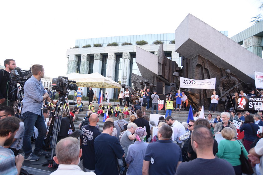 Protesty przed Sądem Najwyższym. Pojawił się Lech Wałęsa