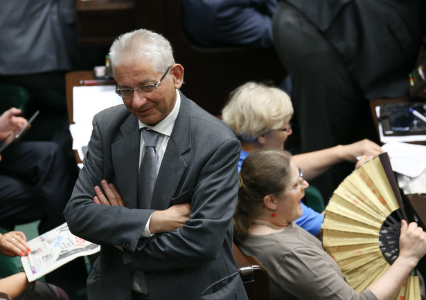 Ludwik Dorn, niezrzeszony poseł sejmowej komisji obrony narodowej odpowiada na pytania na temat polskiego resortu obrony