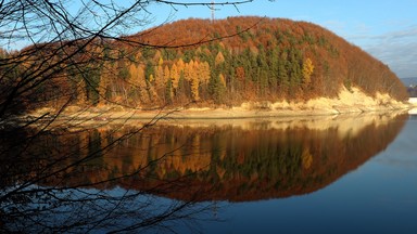 81-letni turysta utknął na urwisku nad Jeziorem Solińskim