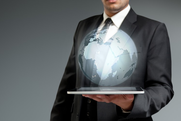 Obecnie mamy do czynienia tendencją do produkcji coraz większych ekranów. Dotyczy to zarówno telewizorów, jak również smartfonów. Kolejnym krokiem będzie zapewne przeniesienie obrazu poza płaszczyznę ekranu. Tak będzie zapewne z wyświetlaczem bezekranowym, dzięki któremu będzie możliwe projektowanie rzeczywistości 3D w przestrzeni.