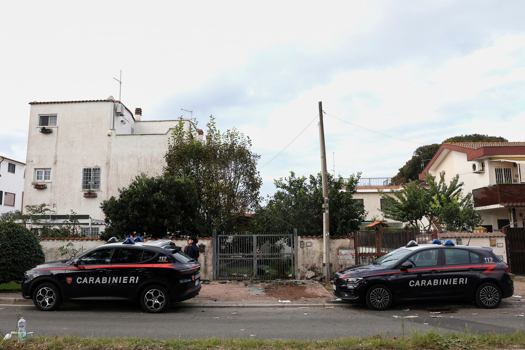 V aute talianskeho prominentného novinára vybuchla bomba. 