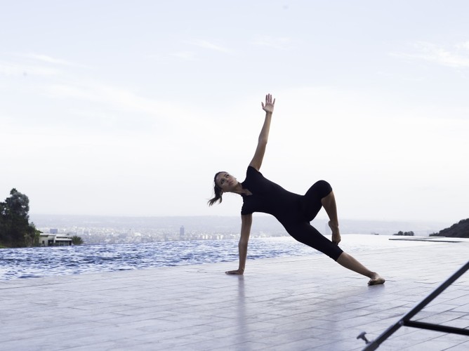 Jessica Alba na planie filmu promocyjnego depilatora Braun Silk-épil 9 SkinSpa