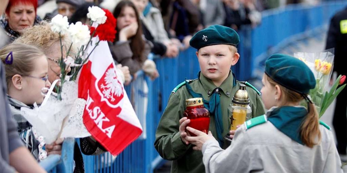 żałoba, katastrofa, śmierć prezydenta, Lech Kaczyński, znicze, pałac prezydencki