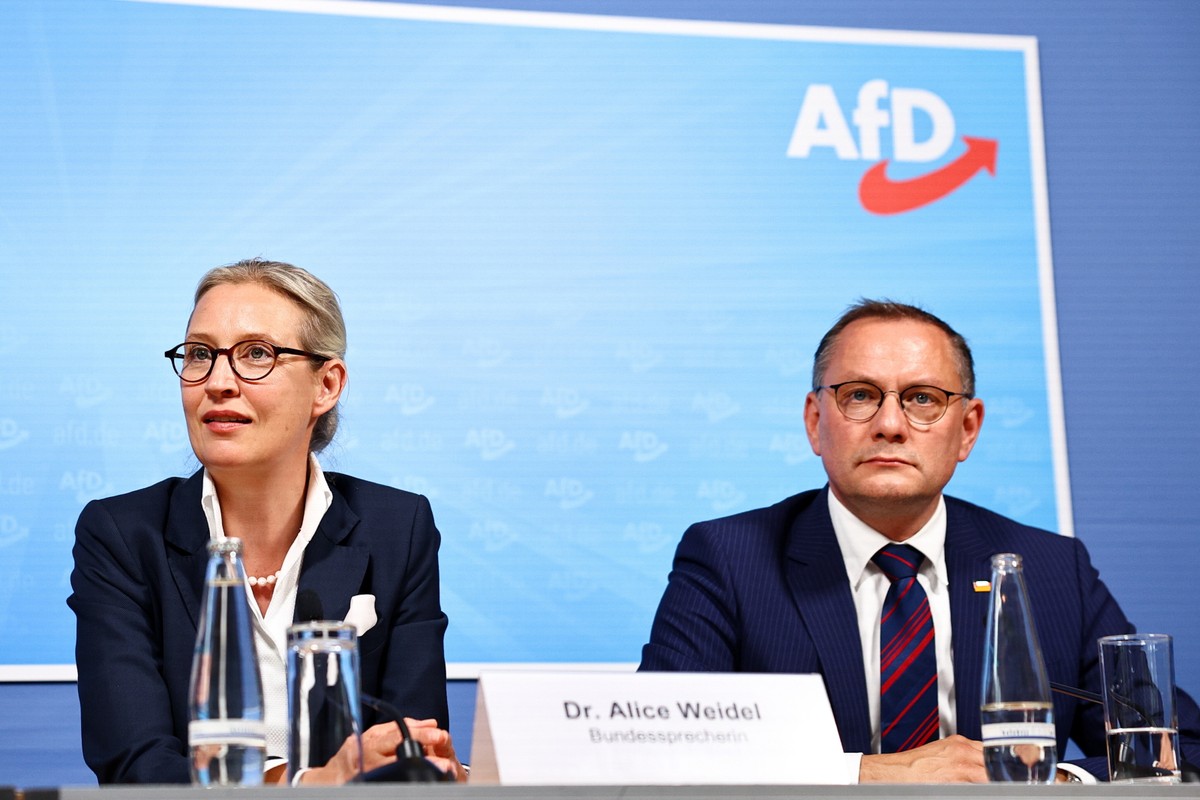 Współprzewodniczący niemieckiej prawicowej Alternatywy dla Niemiec (AfD) Tino Chrupalla oraz współprzewodnicząca partii i frakcji AfD Alice Weidel brali udział w konferencji prasowej po wyborach europejskich w Berlinie