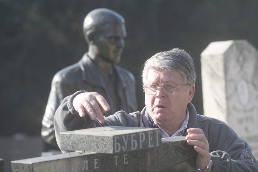 Obezbeđenje nije primetilo da neko uništava spominik