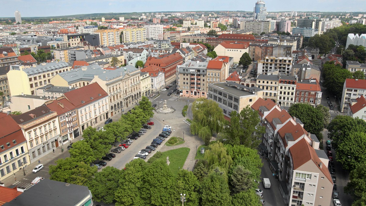 Ponad dziewięć tysięcy lokatorów w Szczecinie wciąż nie ma łazienek i toalet w swoich mieszkaniach. Korzystają z wychodków, czy toalet w częściach wspólnych. Teraz mają szansę na budowę sanitariatów - wkrótce powstanie pierwszych 200.