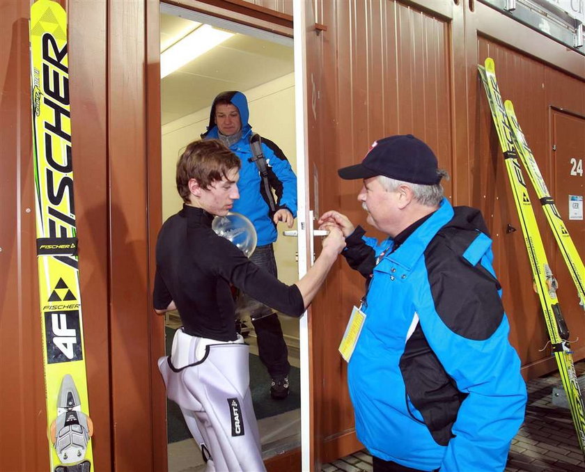 Apoloniusz Tajner (56 l.) już od dawna oficjalnie nie ma nic wspólnego z reprezentacją skoczków narciarskich. Okazuje się jednak, że prezes Polskiego Związku Narciarskiego dalej ma wpływ na to, co dzieje się w drużynie!