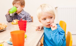 Wakacje 2020. MEN opublikował wytyczne dla organizatorów kolonii i obozów