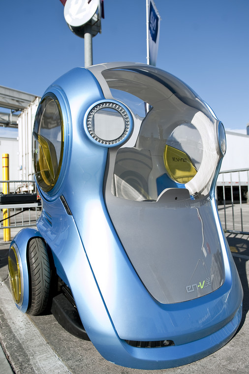 Consumer Electronics Show 2011. General Motors zaprezentował pojazd EN-V. Jest to nowa koncepcja miejskiego osobistego środka transportu. (2) fot: Jacob Kepler/Bloomberg