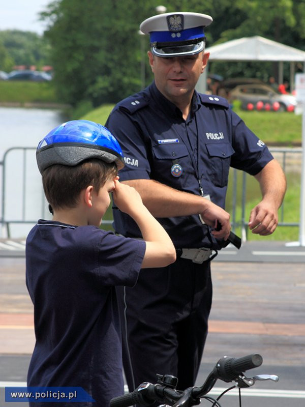 Nauka poruszania się po drodze pod okiem policjantów