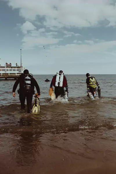 Nurkowie sprzątający dno przybrzeża Bałtyku