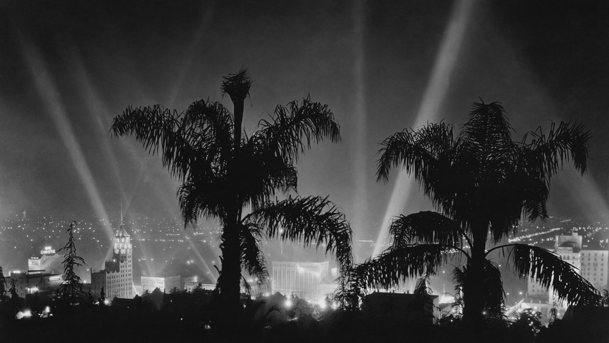 W nocy 25 lutego 1942 r. w Los Angeles rozległ się alarm powietrzny. W mieście wyłączono oświetlenie i zapanowała panika. Wkrótce w blasku skierowanych w niebo reflektorów pojawił się bardzo dziwny obiekt. Bez wątpienia nie był to samolot. Otworzono ogień.