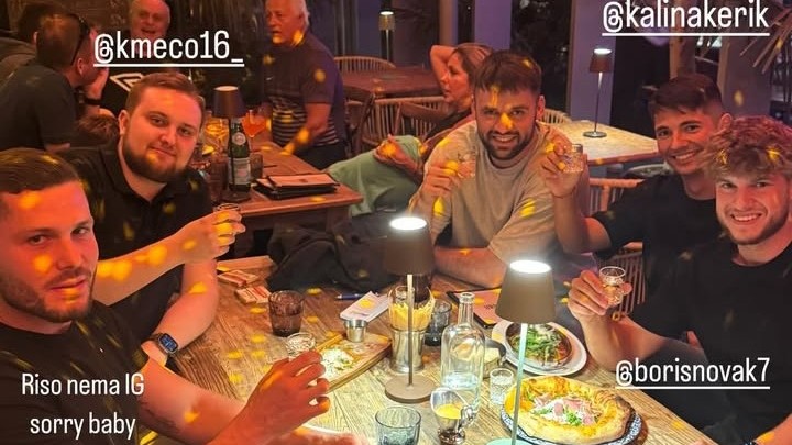 Filip Sulík v známom bratislavskom podniku s Erikom Kaliňákom a Richardom Glückom.