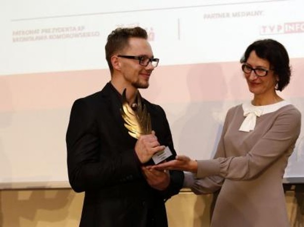 Redaktor naczelna "Dziennika Gazety Prawnej" wręcza nagrodę na gali podsumowującej cykl "Nie ma wolności bez przedsiębiorczości". Fot. Wojtek Górski