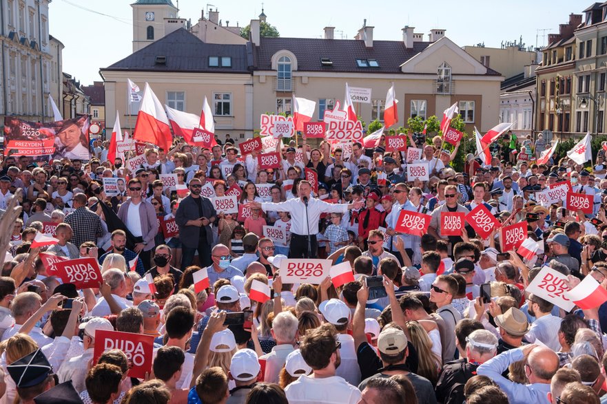 Andrzej Duda podczas spotkania z mieszkańcami Rzeszowa, 10 lipca 2020 r. Nie ma masek, nie ma dystansu społecznego