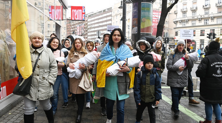 Résztvevők a Magyarországra menekült ukrán anyák felvonulásán Budapest belvárosában 2022. április 2-án. A demonstrálók csatlakoztak az Egymillióan a szabad Ukrajnáért Facebook-csoport Legyen végre vége! elnevezésű, a szabad Ukrajnáért tartott szolidaritási tüntetéséhez a Szabad sajtó útján. / Fotó: MTI/Bruzák Noémi