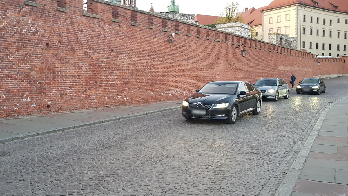 Poza Jarosławem Kaczyńskim na Wawelu pojawili się także m.in. Ryszard Terlecki, Beata Szydło czy abp Marek Jędraszewski. Prezes PiS w samochodzie miał na twarzy maseczkę.