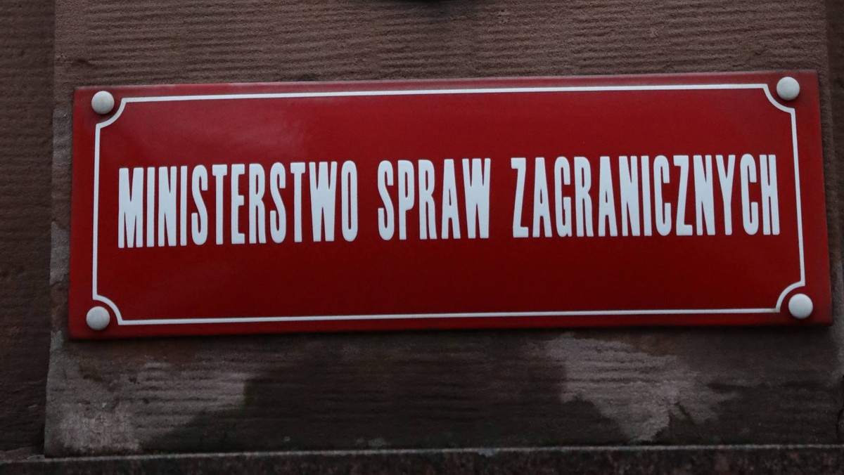 Ministerstwo Spraw Zagranicznych zna sprawę obywatela Polski skazanego w Rosji i co za tym idzie, udziela mu pomocy, pozostaje w kontakcie z nim i jego bliskimi - poinformowała rzeczniczka resortu Ewa Suwara.