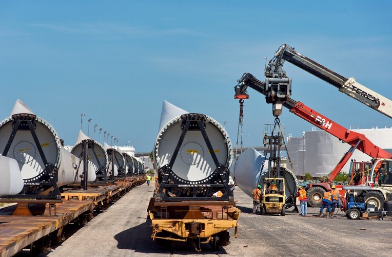 Pracownicy ładują łopaty turbiny wiatrowej na platformę kolejową w Porcie Corpus Christi w Teksasie. Środa, 5 września 2012. Port Corpus Christi transportuje więcej części producentów turbin wiatrowych niż jakikolwiek inny port w Teksasie.