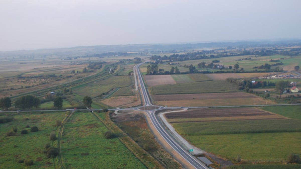 Kierowcy mogą od poniedziałku korzystać z obwodnicy miejscowości Szczurowa, biegnącej w ciągu drogi wojewódzkiej nr 768 w Małopolsce. Inwestycja ułatwia komunikację w regionie, a także zmniejsza ruch w centrum miejscowości.