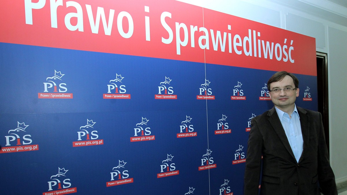 Były minister sprawiedliwości Zbigniew Ziobro stawił się w piątek o godz. 10 w rzeszowskiej prokuraturze. Będzie przesłuchiwany, jako świadek w śledztwie dot. przekroczenia uprawnień przez ABW, CBA i prokuratorów przy badaniu tzw. afery gruntowej.