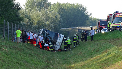 Katasztrófa az M5-ösön: megérkeztek a fotók a busztragédia helyszínéről