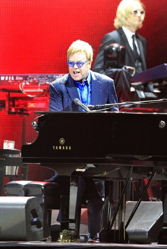 Elton John podczas koncertu w Madrycie