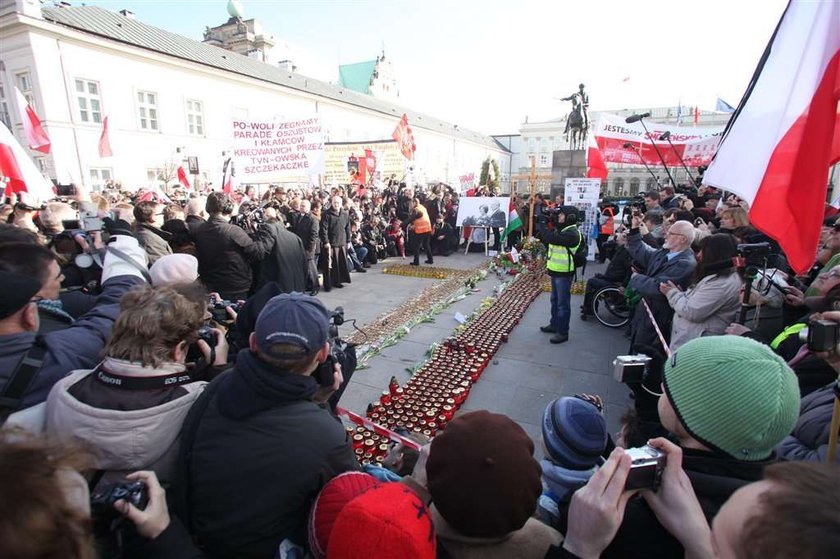 Jest krzyż przed Pałacem Prezydenckim