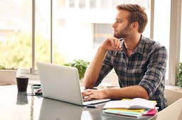 Młodzi, a już dobrze opłacani. Kto może liczyć na wysokie zarobki?