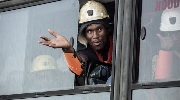 Egy megmenekült bányász integet /Fotó: AFP