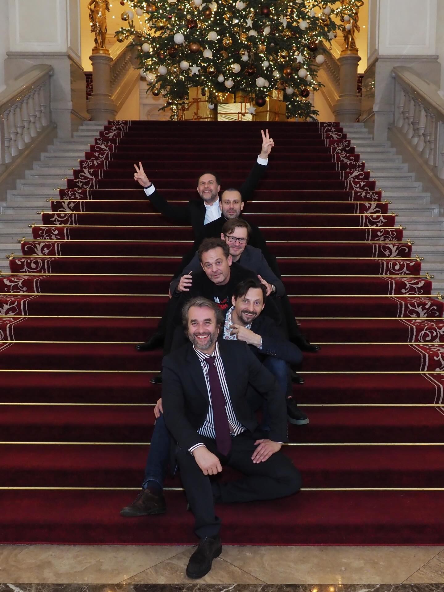 Vlada Kobielskeho, Roba Jakaba, Mariána Miezgu, Lukáša Latináka a Juraja Kemku spája okrem VŠMU a priateľstva aj hra Na koho to slovo padne.