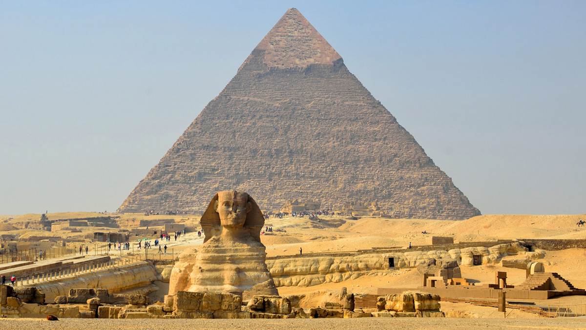 Badacze z uniwersytetu w Kairze oraz paryskiej organizacji "Heritage Innovation" obecnie prześwietlają Wielką Piramidę w Gizie za pomocą przenikliwych cząstek, które rodzą się w atmosferze pod wpływem bombardującego Ziemię promieniowania kosmicznego. I to właśnie dzięki wykorzystaniu tej nowoczesnej technologii naukowcy odnaleźli dwie nowe komnaty w Wielkiej Piramidzie w Gizie.