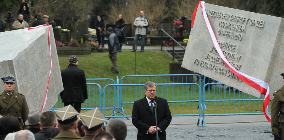 Bronisław Komorowski podczas odsłonięcia pomnika ku czci ofiar katastrofy smoleńskiej, fot. PAP/Radek Pietruszka