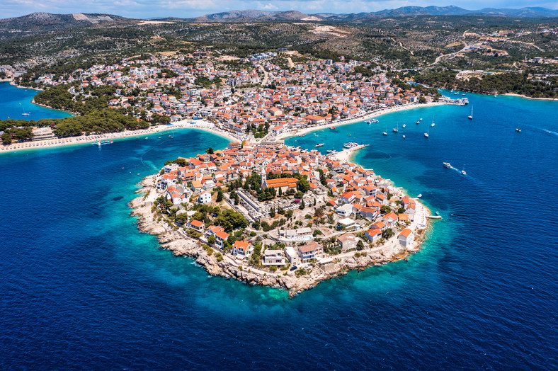 Widok z lotu ptaka na miasto Primosten, położone na południe od Szybeniku nad brzegiem Adriatyku