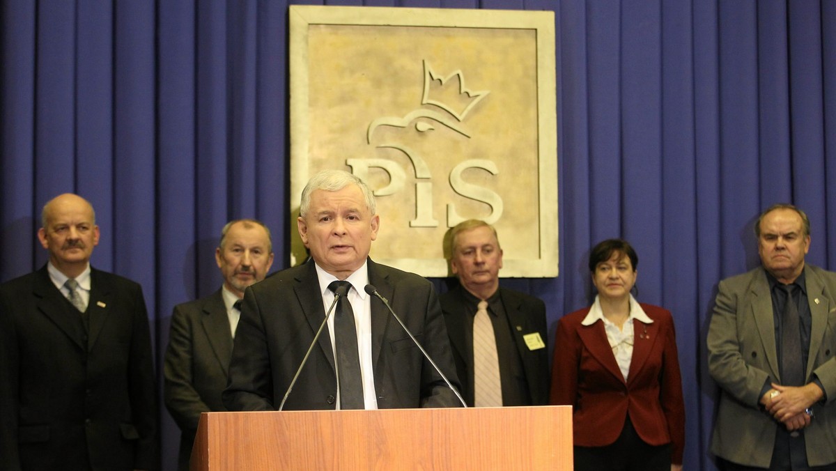 Szef PiS Jarosław Kaczyński, pytany podczas konferencji prasowej, czy będzie się domagał ekshumacji ciał swoich bliskich, którzy zginęli w katastrofie smoleńskiej, powiedział: "O ile rozpoznałem ciało brata na lotnisku, o tyle kiedy już widziałem ciało przywiezione do Polski w trumnie to go nie rozpoznałem. Był to człowiek, który w ogóle nie przypominał mojego brata. Mówiono mi, że to on".