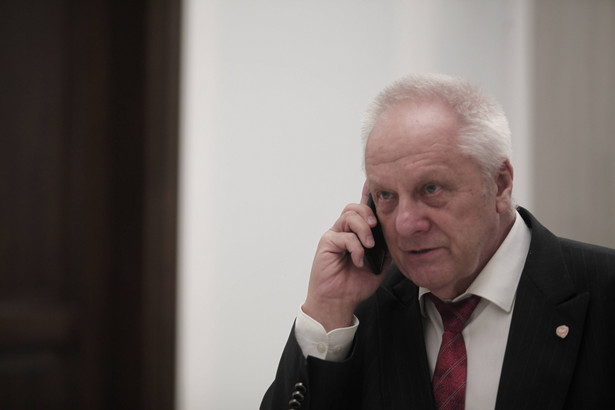 Stefan Niesiołowski rozmawia przez telefon
