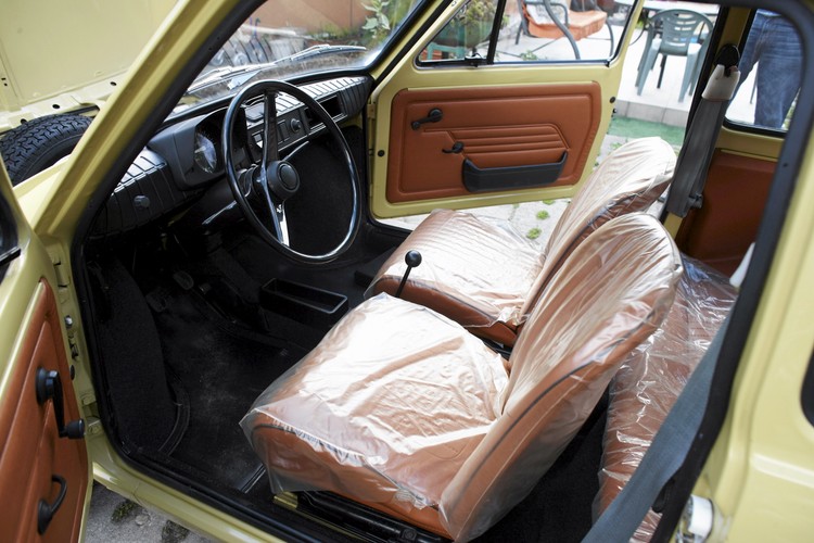 Fabrycznie nowy , nieużywany 'Maluch' z 1979 roku odnaleziony w garażu w Piotrkowie Trybunalskim, którego cena na aukcjach sięga setek tysięcy zł